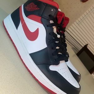 AIR JORDAN 1 MID ‘BLACK GYM RED’
